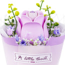 Close up van de paarse bloem en stoffen wikkel met tekst van de Robotime Purple Rose