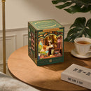 Sfeervolle presentatie van de Robotime Quiet Corner Study, lage book nook bouwpakket van een knusse studeerkamer