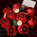 Bovenaanzicht van de negen rozen in de Robotime Red Rose Bouquet, kunststof bouwpakket van een boeket rode rozen en witte madeliefjes in een zwarte vaas met zwart lintje erom