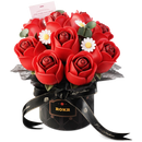 Productfoto van de Robotime Red Rose Bouquet, kunststof bouwpakket van een boeket rode rozen en witte madeliefjes in een zwarte vaas met zwart lintje erom