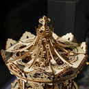 Het dak met spits van de Robotime Romantic Carousel