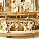 Details van de onderkant van de Robotime Romantic Carousel