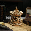 Sfeervolle presentatie van de Robotime Romantic Carousel, houten bouwpakket van een ronddraaiend muziekdoosje in de vorm van een ouderwetse carousel