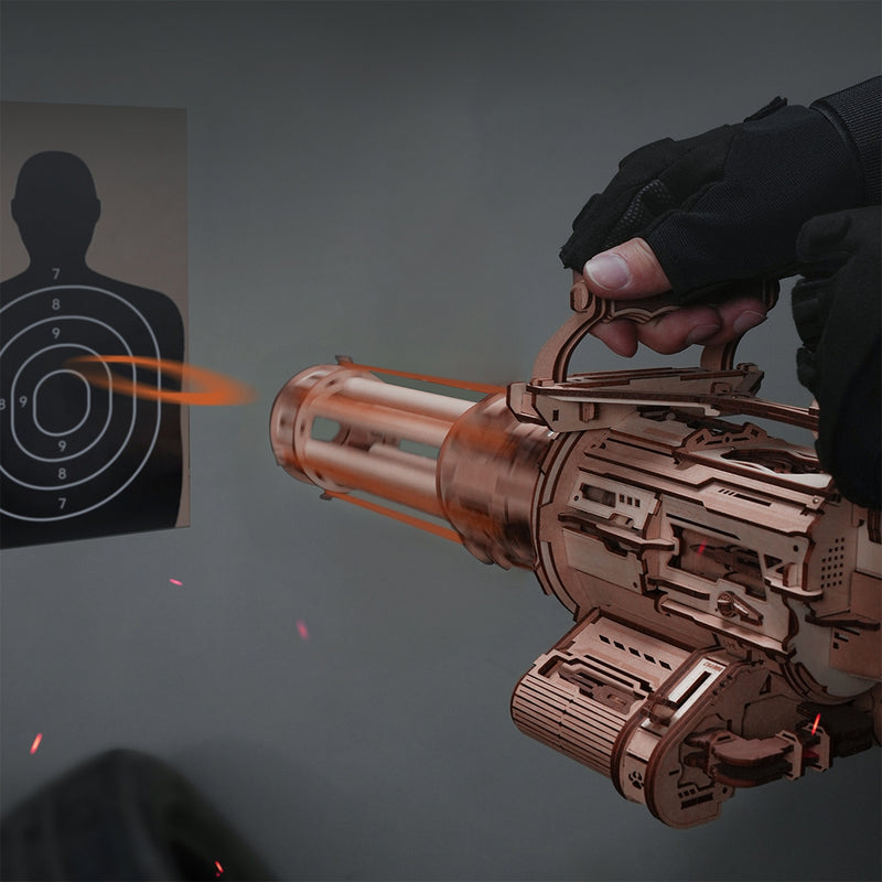 Een persoon schiet met de Robotime Rotating-Barrel Machine Gun op een schietschijf