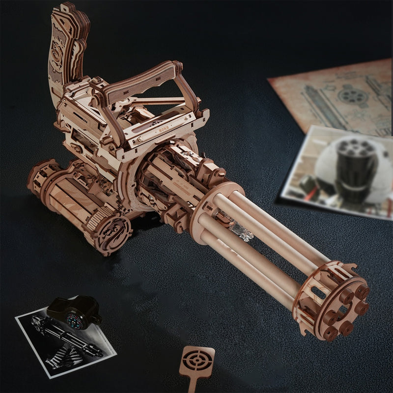 Sfeervolle presentatie van de Robotime Rotating-Barrel Machine Gun, houten bouwpakket van een elastieken vurende minigun