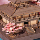 De kleine kersenbloesem aan de linkerkant van de Robotime Sakura Pavilion