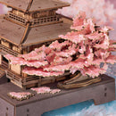 De grote kersenbloesem aan de rechterkant van de Robotime Sakura Pavilion