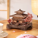 Sfeervolle presentatie van de Robotime Sakura Pavilion, houten bouwpakket van een Japans paviljoen met kersenbloesem aan de zijkanten van het gebouw