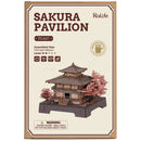 Voorkant verpakking van de Robotime Sakura Pavilion, houten bouwpakket van een Japans paviljoen met kersenbloesem aan de zijkanten van het gebouw