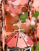 Close-up van het dakje met windvaan van de Robotime Sakura Tree House