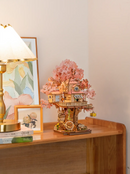 Sfeervolle presentatie van de Robotime Sakura Tree House, houten bouwpakket van een boomhut in een Japanse kersenbloesem boom