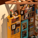 Close-up van kasten vol met boeken en tekeningen in de Robotime Sam’s Study