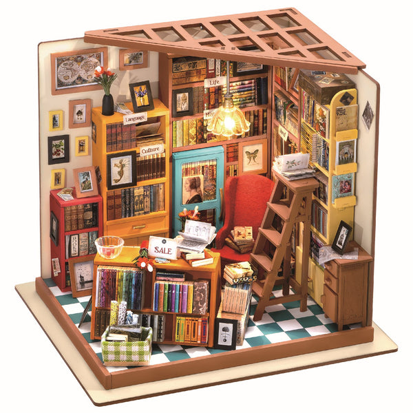 Productfoto van de Robotime Sam’s Study, DIY miniatuurhuisje van een knus boekwinkeltje