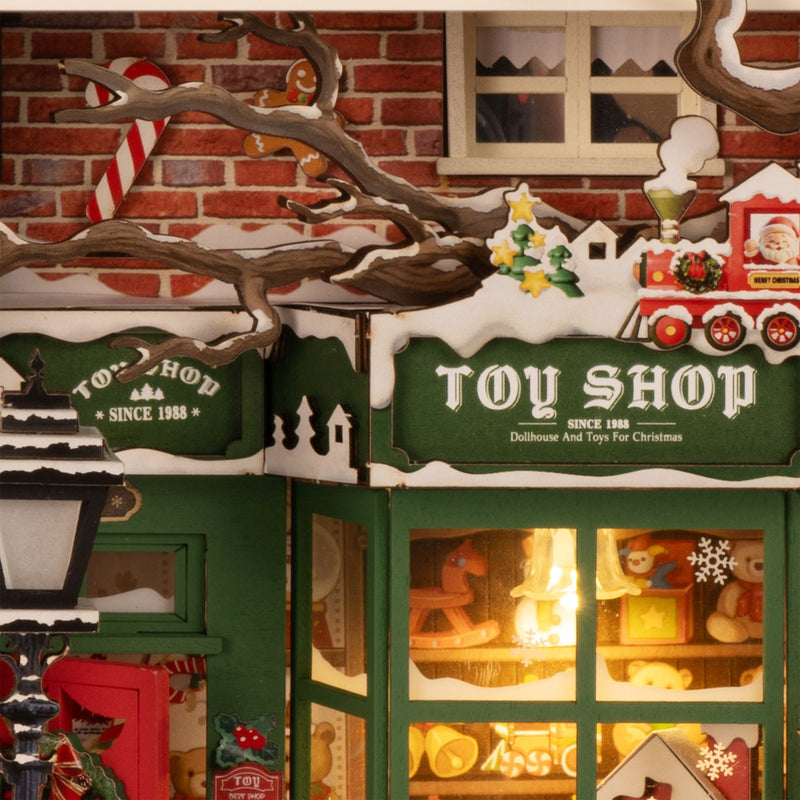 Close-up van de met kerstdecoratie versierde gevel van de Robotime Santa’s Toy Shop