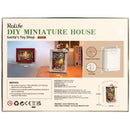 Achterkant verpakking van de Robotime Santa’s Toy Shop, diorama van een in kerstthema versierd winkeltje met lichtjes