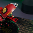 Gespreide vleugel en dekschild van de Robotime Scout Beetle