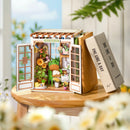 De Robotime Secret Bloomy Nook met geopende deuren