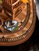 Close-up van de touchknop en decoratie op de vloer van de Robotime Silent Corner Study