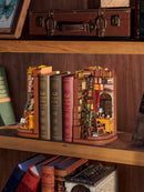 Sfeerimpressie van de Robotime Silent Corner Study in een vintage boekenkast