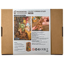 Achterkant verpakking van de Robotime Silent Corner Study, houten bouwpakket van een book nook boekensteun