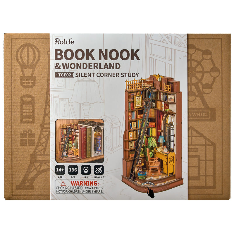 Voorkant verpakking van de Robotime Silent Corner Study, houten bouwpakket van een book nook boekensteun