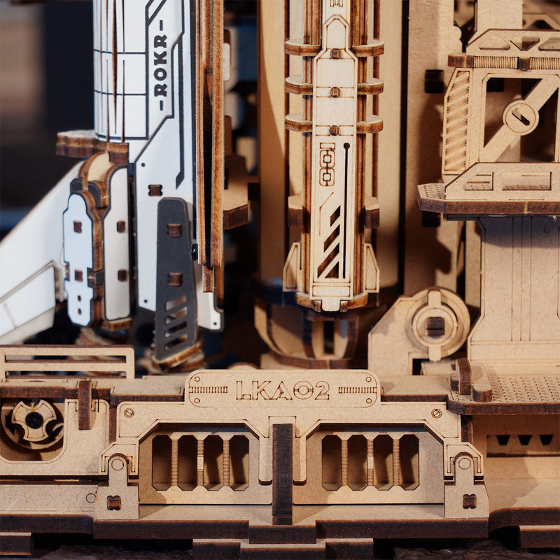 Details van de onderkant van de shuttle en lanceerplatform van de Robotime Space Shuttle