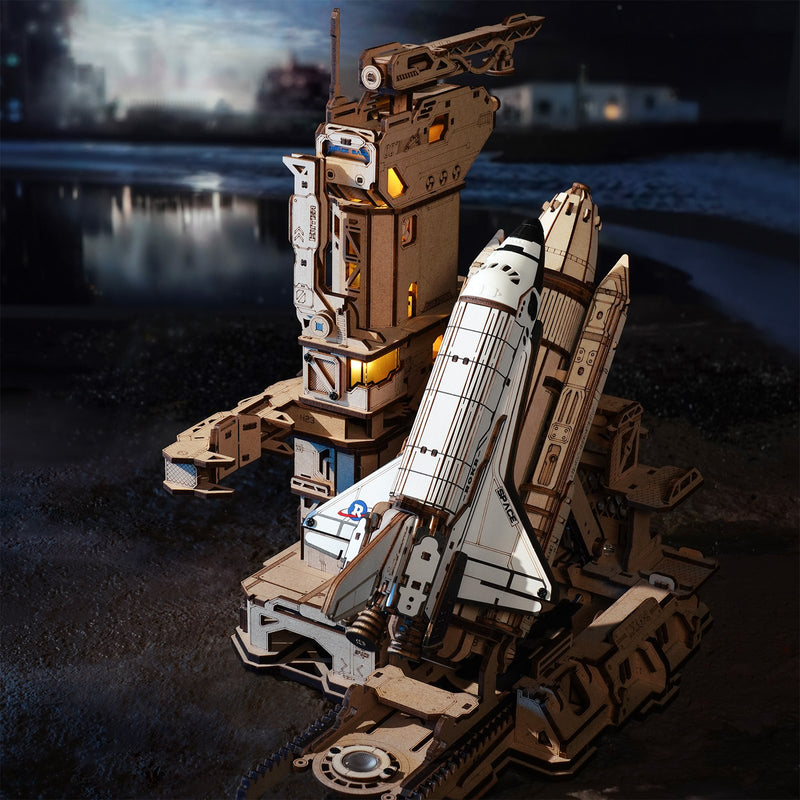 Sfeervolle presentatie van de Robotime Space Shuttle, houten bouwpakket van een ruimtevaartuig op een lanceerplatform