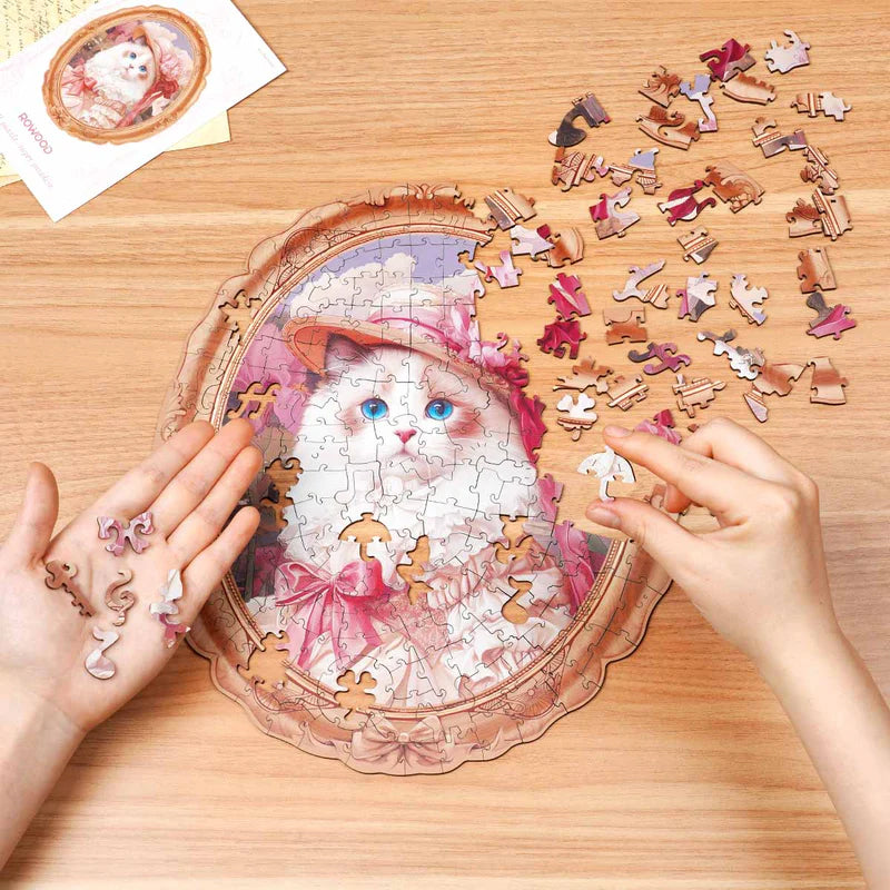 Een persoon is bezig met de Robotime Springtime Kitty Portrait legpuzzel te maken