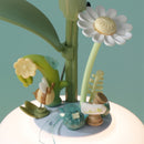 Bloemetjes, blaadjes en een bijtje aan de onderkant van de bloem van de Robotime Starry Camellia Lamp