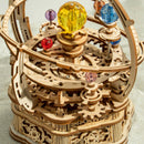 Details van het raderwerk onder het planetarium van de Robotime Starry Night