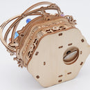 Het sleuteltje aan de onderkant om de Robotime Starry Night op te winden