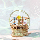 Sfeervolle presentatie van de Robotime Starry Night, houten bouwpakket van een muziekdoosje in de vorm van een klein planetarium 