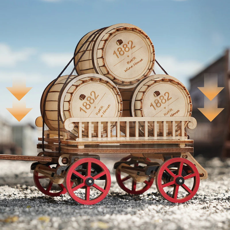 Drie houten tonnetjes geladen op de aanhanger van de Robotime Steam Engine