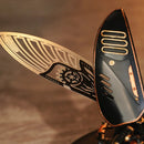 Opengeslagen vleugel en dekschild van de Robotime Storm Beetle