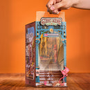 Demonstratie van de dust sheet die voor de opening van de Robotime Street Scene book nook te schuiven is