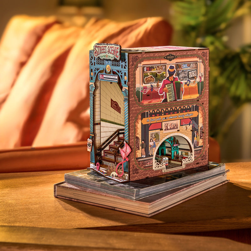 Zijkant van de Robotime Street Scene book nook, met duidelijk zicht op de uitsparing aan de zijkant met daarin een metrostation