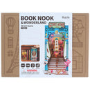 Voorkant verpakking van de Robotime Street Scene, book nook van een straatbeeld in perspectief met een trap in de voorgrond