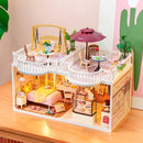 Robotime Sunny Break Terrace en Chic Café Terrace bovenop de Lovely Pink Bedroom en Tasty Cake Shop