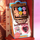 Chocolade gepresenteerd in een display in de Robotime Sweet Chocolate Shop