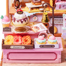 Donuts en ander gebak uitgestald in de Robotime Sweetie's Donut Shop