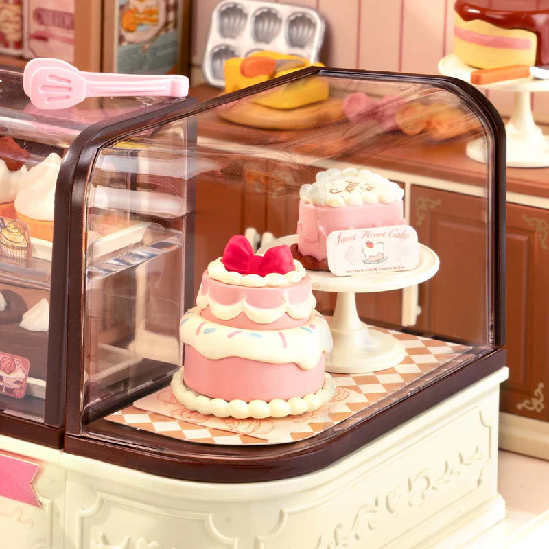 Close-up van twee taarten in de etalage van de Robotime Tasty Cake Shop