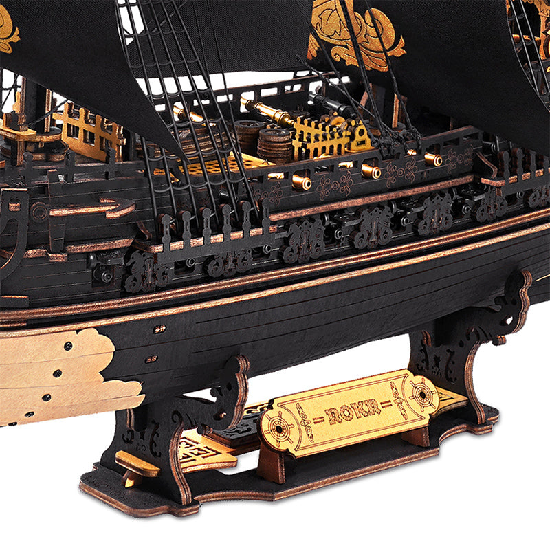 Het dek en het voetstuk van de Robotime Seahorse Barque