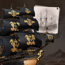 De boeg en zeilen van de Robotime Seahorse Barque met een schets van een zeilschip op de achtergrond