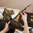 Een persoon die de Robotime Seahorse Barque aan het bouwen is