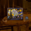 Sfeervolle presentatie van de Robotime The Starry Night, houten diorama bouwpakket van Van Gogh’s Sterrennacht