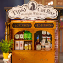 De kast gevuld met dranken en het uithangbord van de Robotime Tipsy Cat Bar