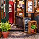 Plantjes en borden voor de deur van de Robotime Tipsy Restaurant
