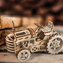 Sfeerfoto van de Robotime Tractor, mechanische houten modelbouw