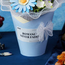 Close-up van de vaas met strik en opdruk "Romance Never Fades" van de Robotime Twilight Sky Bouquet