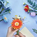 Een persoon is bezig de Robotime Twilight Sky Bouquet te knutselen
